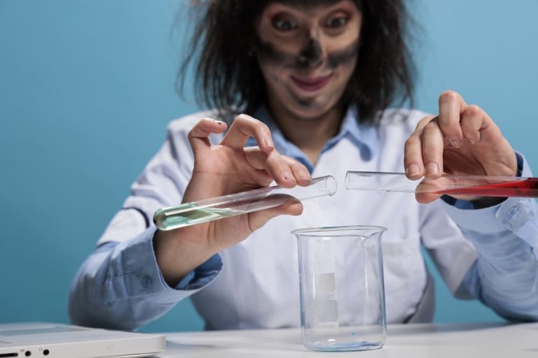 Osoba20przeprowadzajC485ca20doC59Bwiadczenie20chemiczne Kawa rozpuszczalna: poznaj kluczowe właściwości!