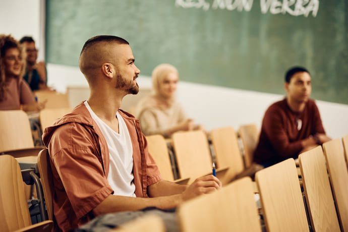 19 studentka siedzaca na wykladzie Czym wyróżnia się kurkuma?