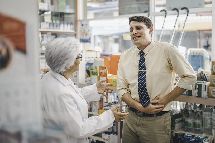Czym wyróżnia się kurkuma? 5 Facet rozmawia z farmaceutą na temat skutków ubocznych wynikających ze zbyt dużych dawek kurkumy.