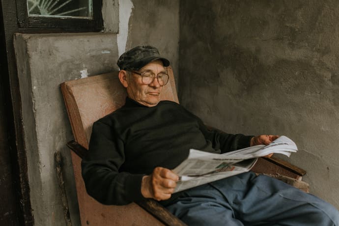 32 starszy pan czyta gazete Ashwagandha: sprawdź kluczowe informacje