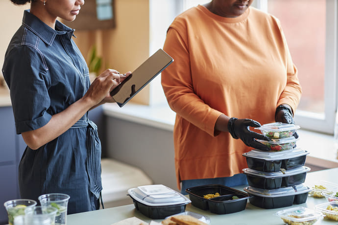 Jagody acai: właściwości mogą być dla Ciebie zaskakujące! 7 Kobieta zamawia catering dietetyczny i przy okazji pyta się, czy zawiera on jagody acai.