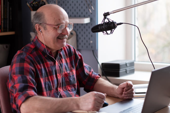 Imbir: co trzeba o nim wiedzieć? 4 Dziadek słucha audycji radiowej na temat imbiru.