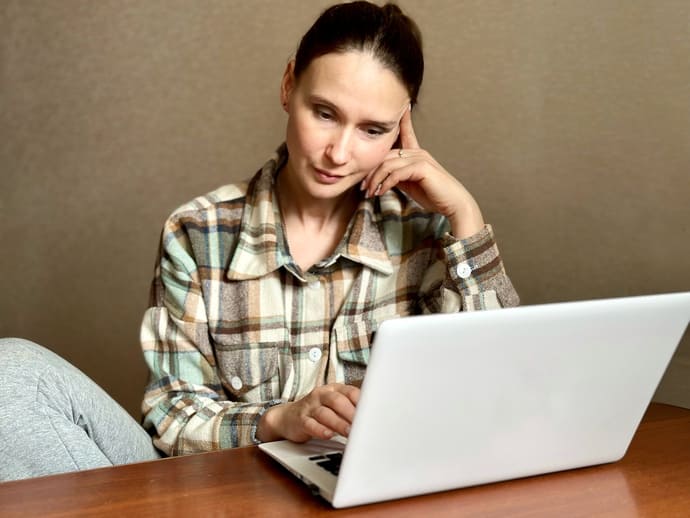 108 kobieta czytajaca wpis na forum internetowym Goździki: poznaj nieoczywiste właściwości