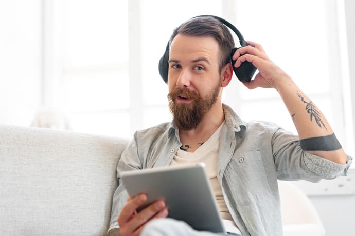 Jakie działanie mają orzechy brazylijskie? 3 Mężczyzna słucha podcastu o orzechach brazylijskich.