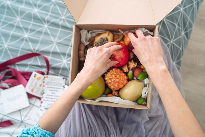 Jakie działanie mają orzechy brazylijskie? 6 Kobieta przegląda ofertę z dietami pudełkowymi i zastanawia się, czy zawierają one orzechy brazylijskie.