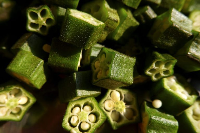 36 pokrojona na male kawalki okra na desce Jakie właściwości ma okra i jak wykorzystać to warzywo w kuchni?