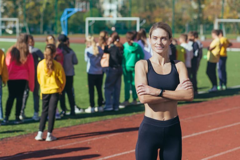 wysportowana kobieta Koktajle na odchudzanie - pomóż swojemu organizmowi zrzucić nadprogramowe kilogramy