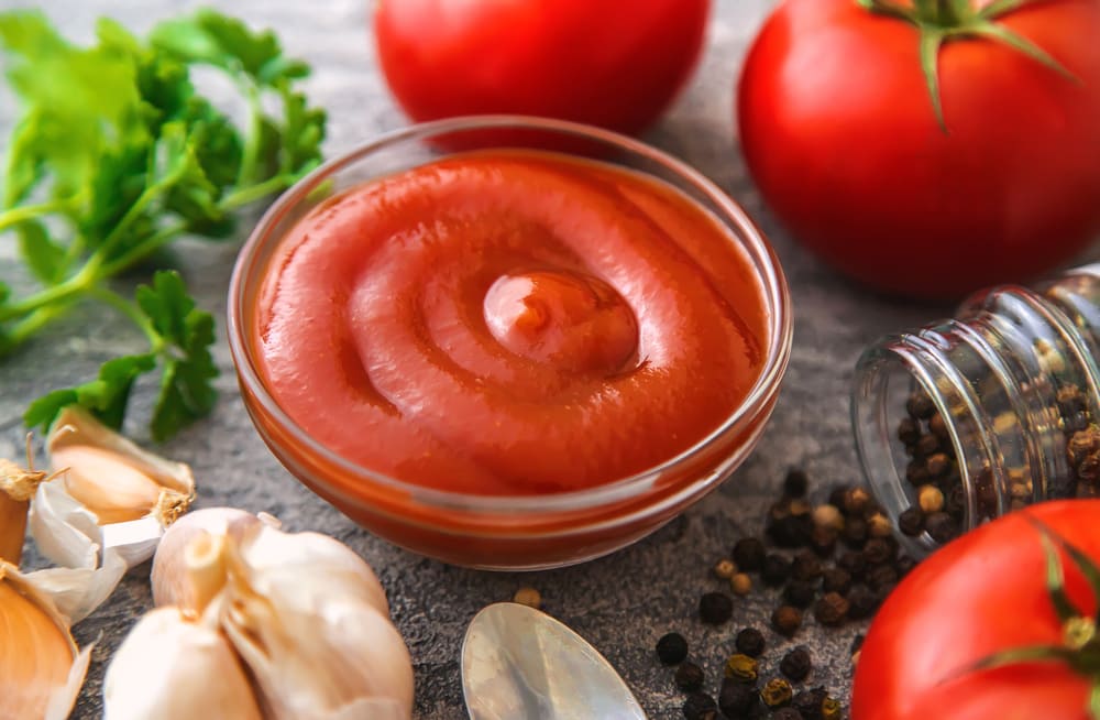Czy pomidory naprawdę zasługują na miano skarbnicy zdrowia w cateringu dietetycznym? 4 Pasta z pomidorów, bogata w witaminy i minerały, jest popularnym dodatkiem w kuchni, wspierającym zdrową dietę.