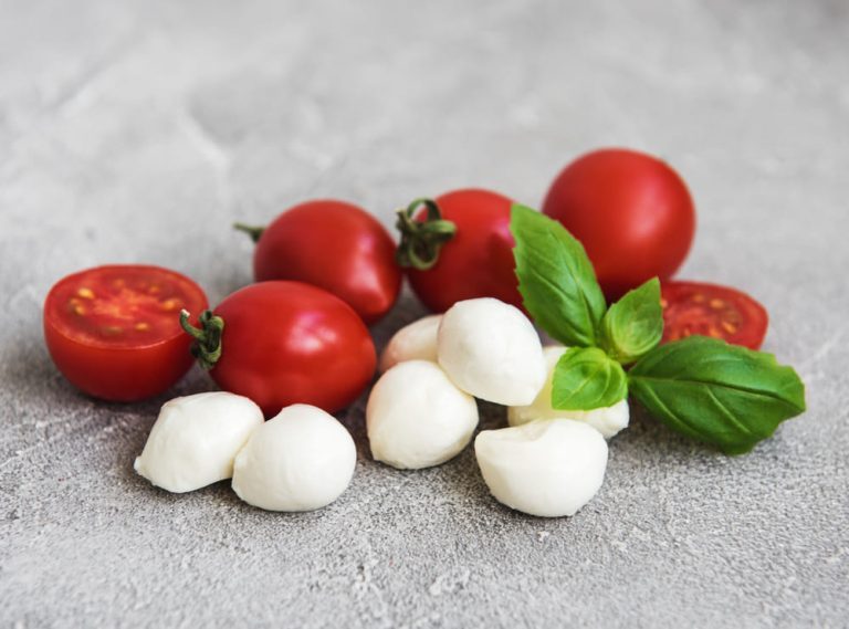 pomidory z serem mozzarella Czy pomidory naprawdę zasługują na miano skarbnicy zdrowia w cateringu dietetycznym?