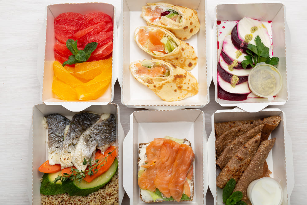 Rośliny strączkowe w cateringu dietetycznym - czy warto włączyć je do diety pudełkowej? 6 Catering dietetyczny zawierający rośliny strączkowe, jako zdrowy i wartościowy element codziennego jadłospisu.
