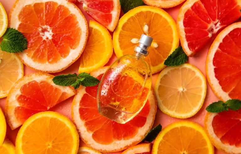 flakon perfum z pomaranczami Czy pomarańcze to dobry wybór w cateringu dietetycznym?