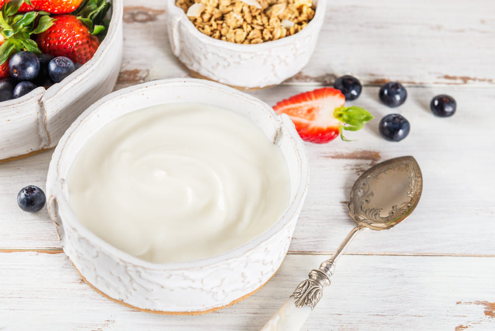Jogurt grecki w cateringu dietetycznym FitApetit - wartości odżywcze i zastosowanie 3 /app/uploads/2025/01/jogurt-grecki-w-diecie-pudelkowej.jpg