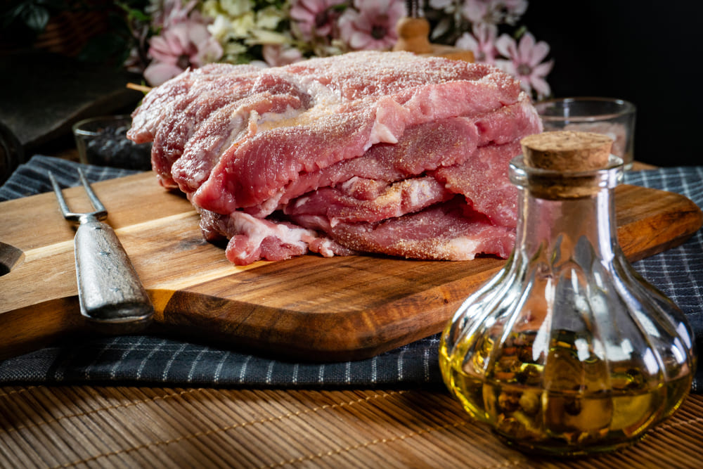 Łopatka wieprzowa w cateringu dietetycznym FitApetit - wartości odżywcze, zastosowanie i przepisy 3 /app/uploads/2025/01/lopatka-wieprzowa-w-diecie-pudelkowej.jpg