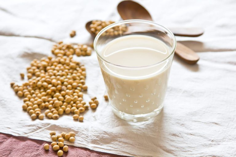 skyr sojowy naturalny w cateringu dietetycznym Skyr sojowy naturalny w cateringu FitApetit - roślinna alternatywa dla białkowego nabiału