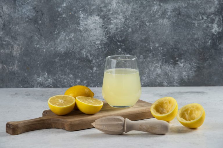 sok z cytryny w cateringu dietetycznym Czy sok z cytryny w cateringu dietetycznym FitApetit może wzbogacić dietę pudełkową?