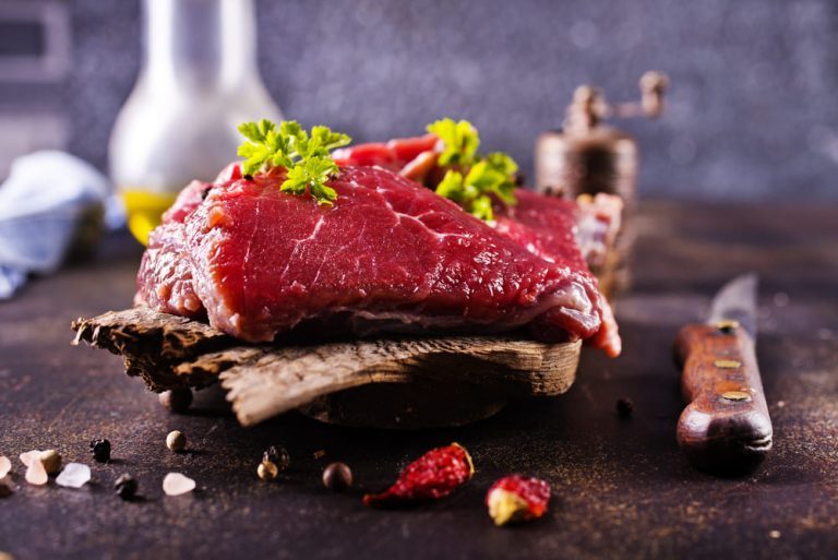 wolowina w cateringu dietetycznym Wołowina w cateringu FitApetit - czy warto uwzględniać ją w diecie pudełkowej?