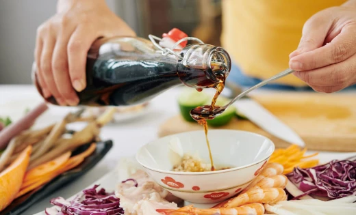 Sos sojowy w FitApetit nadaje potrawom wyrazistości i słonego akcentu bez nadmiaru soli. Wzbogaca menu o azjatycki charakter. Umożliwia kontrolę zawartości tłuszczu i kaloryczności.