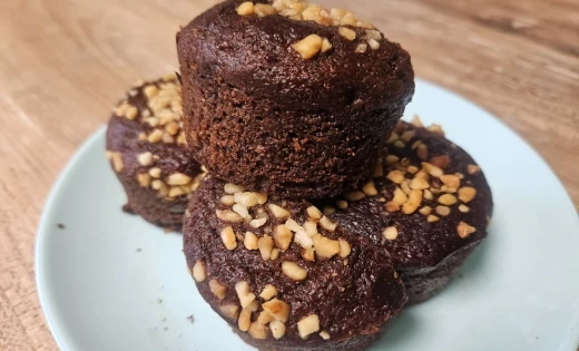 Muffinki wysokobiałkowe bez glutenu z kawałkami orzechów na talerzu