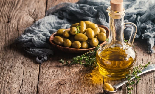 Oliwa z oliwek w FitApetit wnosi cenne kwasy tłuszczowe oraz subtelny, śródziemnomorski smak. Pomaga podkreślić aromat warzyw i mięs w menu. Wspiera zdrowsze nawyki żywieniowe na co dzień.