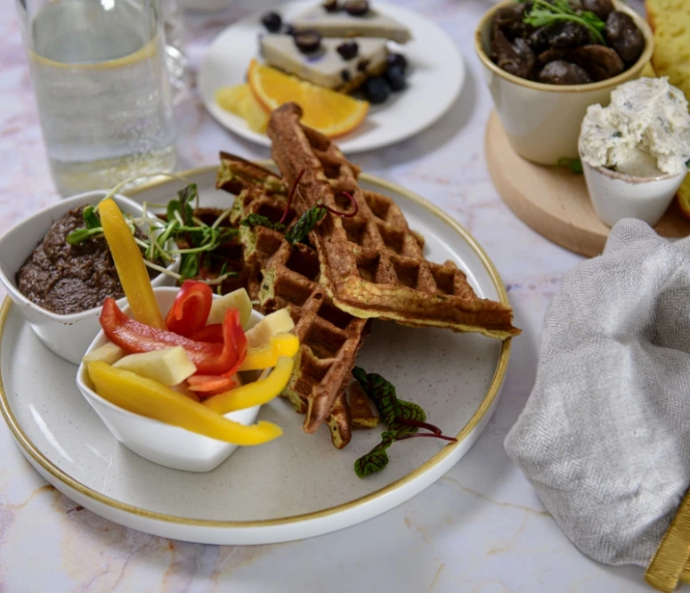 Dieta pudełkowa Warszawa - gofry podane na telerzu z papryką