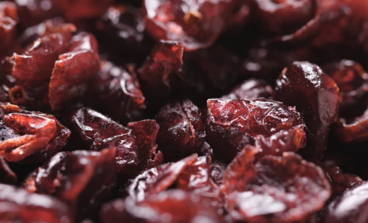 Suszona żurawina w FitApetit dostarcza przeciwutleniaczy i subtelnej kwasowości. Wspiera zdrowie układu moczowego. Idealnie łączy się z sałatkami i daniami mięsnymi.