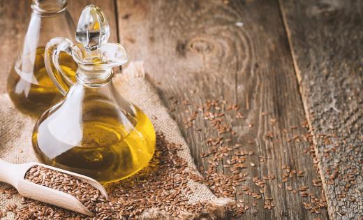W jaki sposób olej lniany działa na zdrowie?